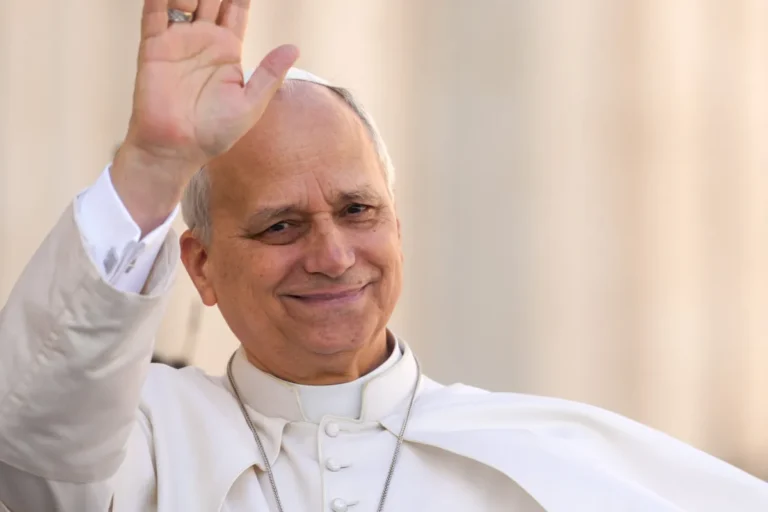 كشف مصدر فاتيكاني واسع الاطلاع لموقع "مصدر دبلوماسي" عن ملامح خطة متكاملة يقودها قداسة البابا لاوُن الرابع عشر، تهدف إلى خفض التوترات وتأمين شبكة أمان دولية للبنان، منطلقاً من التحذيرات الصارمة التي أطلقها أمين سر دولة الفاتيكان الكاردينال بييترو بارولين أمس