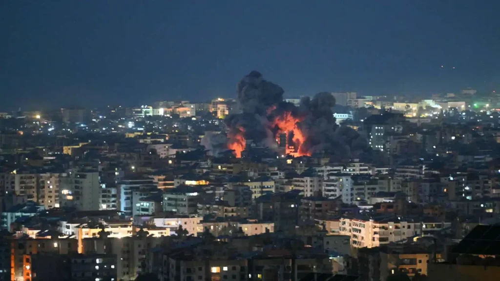 وتختم المصادر قراءتها بالإشارة إلى أن التطور الأبرز الذي قد يشهده لبنان بعد انتهاء المواجهة، يتمثل في توجه حزب الله نحو "العمل السياسي المحلي الصرف". هذه الرؤية تفترض تفرغ الحزب للشؤون الداخلية اللبنانية بعيداً من الاهتمامات الإقليمية الواسعة، وهو ما يمثل تحولاً بنيوياً في مسار الحزب السياسي، في حال نضجت الظروف الميدانية والسياسية لهذا المسار الذي يضمن توازناً جديداً في المعادلة اللبنانية