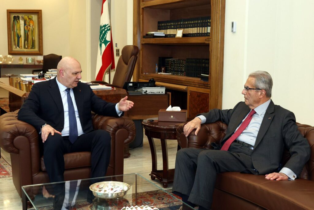 استقبل رئيس الجمهورية العماد جوزاف عون أمس عميد المجلس الماروني العام الوزير السابق وديع الخازن، الذي قال بعد اللقاء: "تشرفت اليوم بلقاء فخامة رئيس الجمهورية العماد جوزاف عون، حيث تداولنا في الأوضاع الدقيقة والخطرة التي يمر بها لبنان في هذه المرحلة الحرجة، وفي ظل الحرب المستمرة في المنطقة، لا سيما العدوان الإسرائيلي المتواصل على المناطق اللبنانية وما يشكله من انتهاك صارخ لسيادة لبنان وتهديد مباشر لأمنه واستقراره".