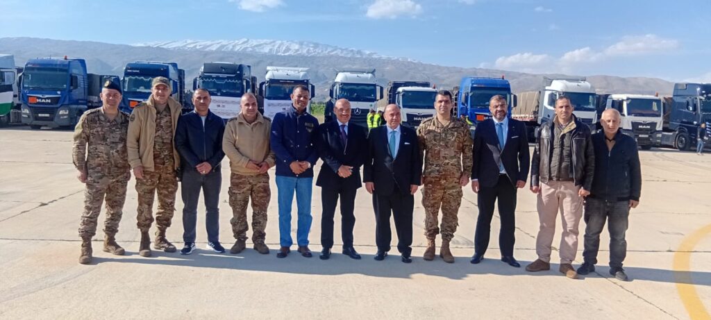 استقبل سفير المملكة الأردنية الهاشمية لدى لبنان الدكتور وليد الحديد بعد ظهر اليوم الأربعاء قافلة مساعدات إنسانية مؤلفة من 25 شاحنة تابعة للقوات المسلحة الأردنية – الجيش العربي وذلك في قاعدة رياق الجوية في البقاع.