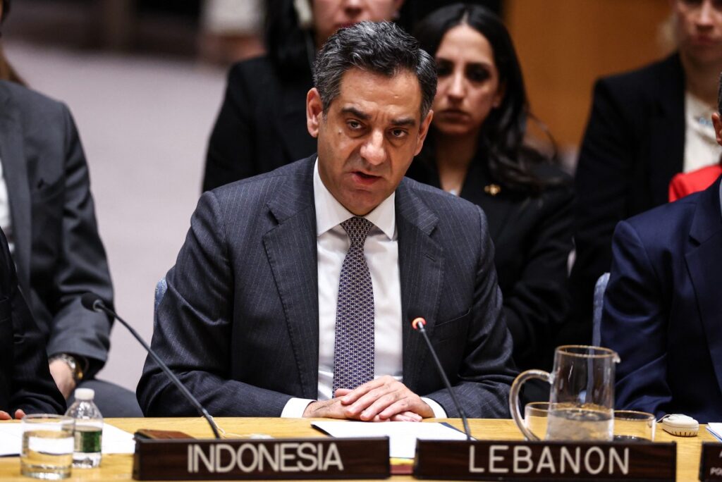 المعقد جاءت كلمة مندوب لبنان الدائم لدى الأمم المتحدة أحمد عرفة خلال الاجتماع الطارئ لمجلس الأمن الدولي أمس الاول لتعكس على عكس خطابه السابق تنديدا معقولا بالاعتداءات الإسرائيلية التي استهدفت قوات اليونيفيل في جنوب لبنان معتبراً أن هذه الهجمات تطال هيبة مجلس الأمن مباشرة وتقوض مصداقيته أمام شعوب العالم