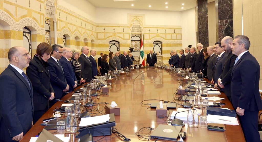 اليوم، يخرج نتنياهو ليزعم أنه "استجاب" لطلبات الحكومة اللبنانية المتكررة بالتفاوض المباشر. هذا التحول ليس "صحوة ضمير" ولا رغبة في السلام، بل هو "طوق نجاة" سياسي؛ فقد نجح نتنياهو بالالتفاف على مفاوضات باكستان عبر رده المتأخر 40 يوماً على ما طرحته الحكومة اللبنانية من تنازلات وصلت حد القبول بالتفاوض المباشر. تلك الأربعون يوماً لم تكن وقتاً ضائعاً في السياسة، بل كانت مهلة دموية قتلت فيها "إسرائيل" آلاف اللبنانيين ودمرت قرى بأكملها، ليدخل نتنياهو طاولة المفاوضات فوق جثث الضحايا وركام المنازل.