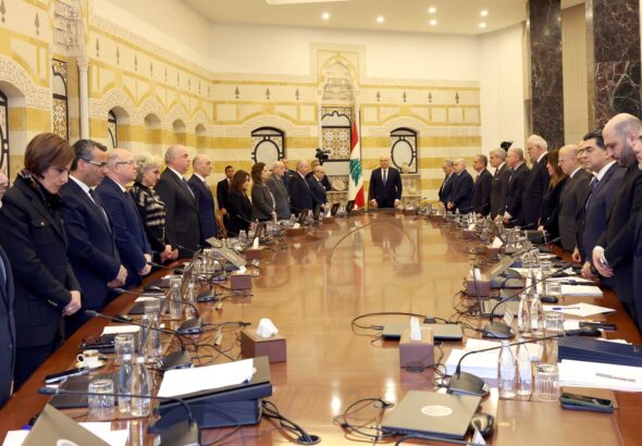 اليوم، يخرج نتنياهو ليزعم أنه "استجاب" لطلبات الحكومة اللبنانية المتكررة بالتفاوض المباشر. هذا التحول ليس "صحوة ضمير" ولا رغبة في السلام، بل هو "طوق نجاة" سياسي؛ فقد نجح نتنياهو بالالتفاف على مفاوضات باكستان عبر رده المتأخر 40 يوماً على ما طرحته الحكومة اللبنانية من تنازلات وصلت حد القبول بالتفاوض المباشر. تلك الأربعون يوماً لم تكن وقتاً ضائعاً في السياسة، بل كانت مهلة دموية قتلت فيها "إسرائيل" آلاف اللبنانيين ودمرت قرى بأكملها، ليدخل نتنياهو طاولة المفاوضات فوق جثث الضحايا وركام المنازل.