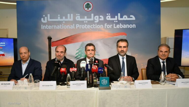 قدّم مؤتمر “حماية دولية للبنان” الذي نظمه جهاز العلاقات الخارجية في حزب القوات اللبنانية طرحاً يتجاوز الدعوة العامة إلى الدعم الدولي، ليضع هدفاً محدداً يتمثل في الدفع نحو تفعيل الفصل السابع من ميثاق الأمم المتحدة بما يتيح الاستعانة بقوة دولية تتولى، عملياً، تنفيذ ما تعجز الدولة اللبنانية عن تنفيذه، وفي مقدّمه نزع سلاح حزب الله وحصر قرار الحرب والسلم بيد المؤسسات الشرعية