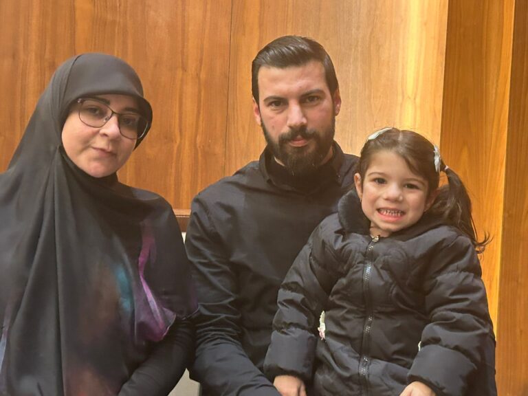 نجل كبير مراسلي المنار، علي شعيب ، السيد حسن شعيب وابنته الصغيرة زهراء. والى جانبهما نائبة مسؤول العلاقات الاعلامية سابقا رنا الساحلي