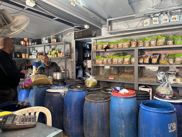 جولة في الضاحية الجنوبية لبيروت: بائع الكبيس أبو علي في منطقة المريجة