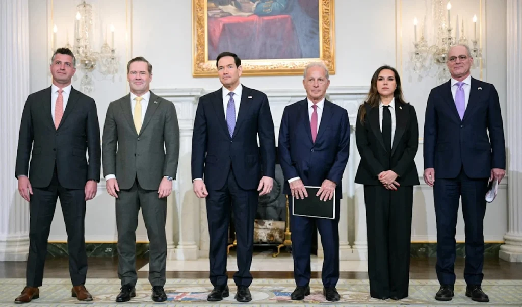 من اليمين: سفراء إسرائيل ولبنان في واشنطن وأميركا في بيروت ووزير الخارجية الأميركي (أ ف ب)