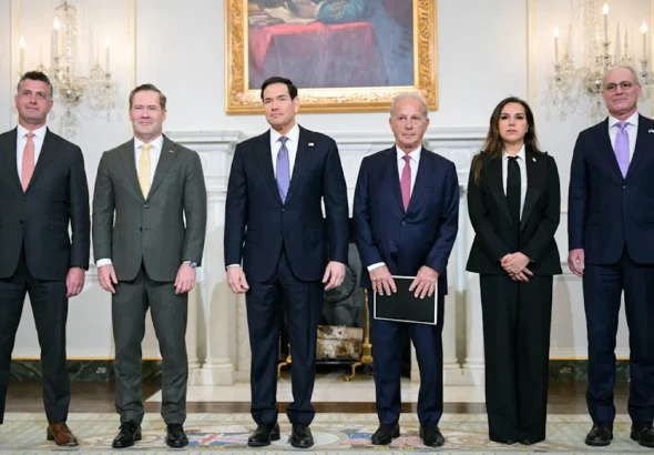 من اليمين: سفراء إسرائيل ولبنان في واشنطن وأميركا في بيروت ووزير الخارجية الأميركي (أ ف ب)