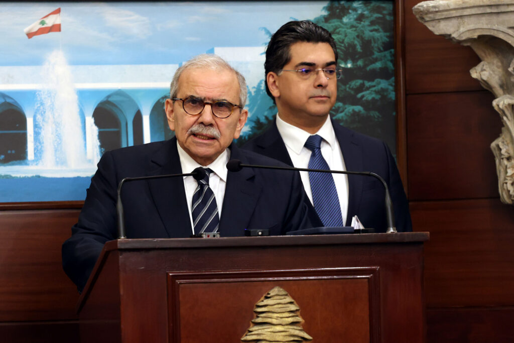 قرر مجلس الوزراء في جلسته المنعقدة قبل ظهر اليوم الخميس في قصر بعبدا، الطلب الى الجيش والقوى الأمنية، المباشرة فوراً بتعزيز بسط سيطرة الدولة الكاملة على محافظة بيروت، وحصر السلاح فيها بالقوى الشرعية وحدها،