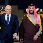 تشير النصيحة السعودية المصرية للرئيس جوزيف عون إلى أن الشرط الأساسي لأي نتيجة مستدامة هو التوافق الداخلي، وهذا التوافق لا يمكن تحقيقه إلا إذا كان الاتفاق المطروح لا يشكل تهديدًا وجوديًا لحزب الله وبيئته. وهذان الشرطان مترابطان: فالاتفاق القابل لتحقيق قبول داخلي هو ذاته الاتفاق الذي لا يرقى إلى مستوى السلام الرسمي، بل يتمثل في ترتيبات أمنية معززة على غرار القرار 1701 أو اتفاق الهدنة لعام 1949، تشمل تعزيز تفويض اليونيفيل بشكل قابل للتنفيذ، وإعادة انتشار تدريجية للجيش اللبناني جنوب الليطاني وفق مراحل محددة، وآلية انسحاب إسرائيلي تدريجية مرتبطة بالمؤشرات نفسها. ويبقى السؤال الحاسم: هل إسرائيل، بعد أحداث ما بعد أكتوبر 2023، مستعدة للعودة إلى هيكل أمني يشبه إلى حد كبير الوضع السابق للحرب؟