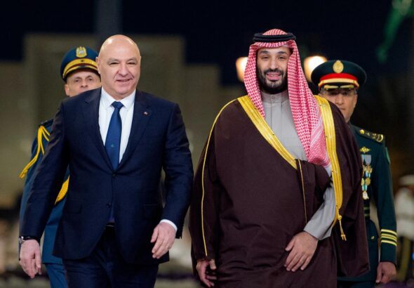 تشير النصيحة السعودية المصرية للرئيس جوزيف عون إلى أن الشرط الأساسي لأي نتيجة مستدامة هو التوافق الداخلي، وهذا التوافق لا يمكن تحقيقه إلا إذا كان الاتفاق المطروح لا يشكل تهديدًا وجوديًا لحزب الله وبيئته. وهذان الشرطان مترابطان: فالاتفاق القابل لتحقيق قبول داخلي هو ذاته الاتفاق الذي لا يرقى إلى مستوى السلام الرسمي، بل يتمثل في ترتيبات أمنية معززة على غرار القرار 1701 أو اتفاق الهدنة لعام 1949، تشمل تعزيز تفويض اليونيفيل بشكل قابل للتنفيذ، وإعادة انتشار تدريجية للجيش اللبناني جنوب الليطاني وفق مراحل محددة، وآلية انسحاب إسرائيلي تدريجية مرتبطة بالمؤشرات نفسها. ويبقى السؤال الحاسم: هل إسرائيل، بعد أحداث ما بعد أكتوبر 2023، مستعدة للعودة إلى هيكل أمني يشبه إلى حد كبير الوضع السابق للحرب؟