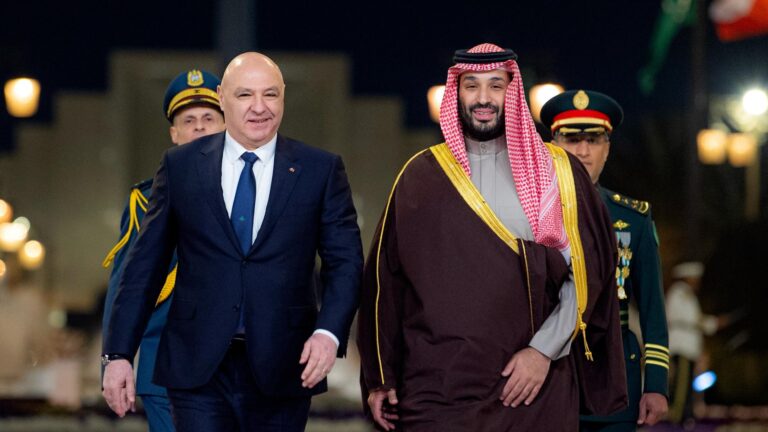 تشير النصيحة السعودية المصرية للرئيس جوزيف عون إلى أن الشرط الأساسي لأي نتيجة مستدامة هو التوافق الداخلي، وهذا التوافق لا يمكن تحقيقه إلا إذا كان الاتفاق المطروح لا يشكل تهديدًا وجوديًا لحزب الله وبيئته. وهذان الشرطان مترابطان: فالاتفاق القابل لتحقيق قبول داخلي هو ذاته الاتفاق الذي لا يرقى إلى مستوى السلام الرسمي، بل يتمثل في ترتيبات أمنية معززة على غرار القرار 1701 أو اتفاق الهدنة لعام 1949، تشمل تعزيز تفويض اليونيفيل بشكل قابل للتنفيذ، وإعادة انتشار تدريجية للجيش اللبناني جنوب الليطاني وفق مراحل محددة، وآلية انسحاب إسرائيلي تدريجية مرتبطة بالمؤشرات نفسها. ويبقى السؤال الحاسم: هل إسرائيل، بعد أحداث ما بعد أكتوبر 2023، مستعدة للعودة إلى هيكل أمني يشبه إلى حد كبير الوضع السابق للحرب؟