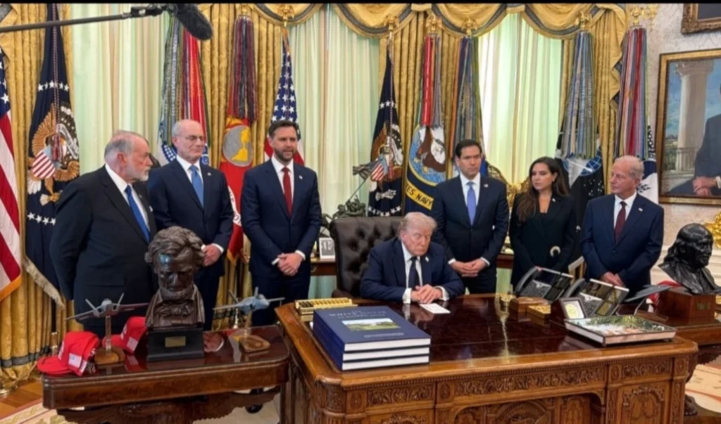 أعلن الرئيس الأميركي دونالد ترامب تمديد وقف إطلاق النار في لبنان لمدة ثلاثة أسابيع، وذلك عقب استقباله الوفدين اللبناني والإسرائيلي في البيت الأبيض امس الخميس.