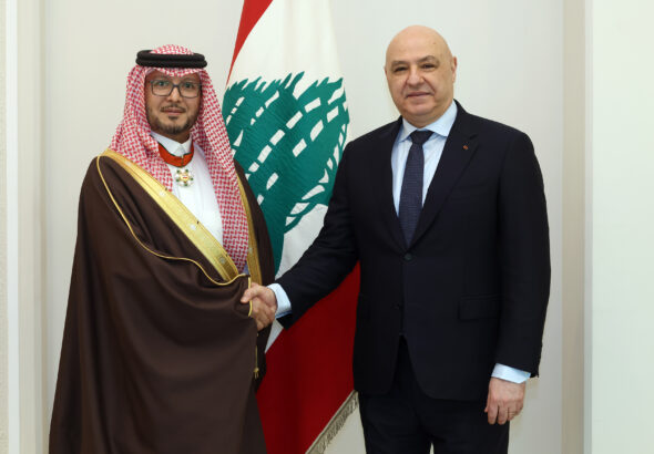 رئيس الجمهورية العماد جوزاف عون قلد سفير المملكة العربية السعودية في لبنان وليد البخاري «وسام الأرز الوطني من رتبة ضابط أكبر»، تقديراً «لجهوده في تعزيز العلاقات الأخوية بين لبنان والمملكة العربية السعودية