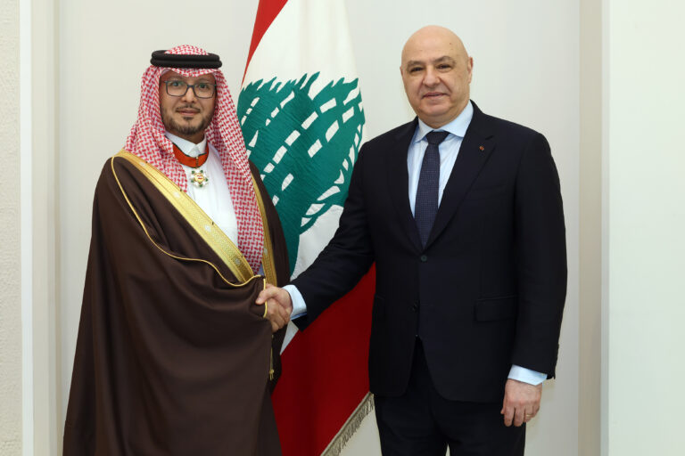 رئيس الجمهورية العماد جوزاف عون قلد سفير المملكة العربية السعودية في لبنان وليد البخاري «وسام الأرز الوطني من رتبة ضابط أكبر»، تقديراً «لجهوده في تعزيز العلاقات الأخوية بين لبنان والمملكة العربية السعودية