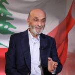 في مقابلة مع موقع “السياسة” شدد جعجع على أن “الوضعية المثالية هي التفاهم مع دول الخليج والمملكة العربية السعودية على موعد السلام مع إسرائيل”، في إشارة واضحة إلى أن المرجعية الفعلية لأي مسار سلام لا تكمن في تفسير النصوص القانونية اللبنانية، بل في الالتزام بالإطار العربي الذي أقرته قمة بيروت 2002. وإذ أقرّ بأن الأولوية الآنية تبقى لوقف الانهيار الاقتصادي، محذراً من تراجع مداخيل الدولة بنسبة تتراوح بين 35 و45 في المئة مقابل ارتفاع النفقات".