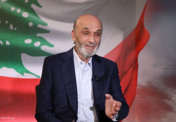 في مقابلة مع موقع “السياسة” شدد جعجع على أن “الوضعية المثالية هي التفاهم مع دول الخليج والمملكة العربية السعودية على موعد السلام مع إسرائيل”، في إشارة واضحة إلى أن المرجعية الفعلية لأي مسار سلام لا تكمن في تفسير النصوص القانونية اللبنانية، بل في الالتزام بالإطار العربي الذي أقرته قمة بيروت 2002. وإذ أقرّ بأن الأولوية الآنية تبقى لوقف الانهيار الاقتصادي، محذراً من تراجع مداخيل الدولة بنسبة تتراوح بين 35 و45 في المئة مقابل ارتفاع النفقات".