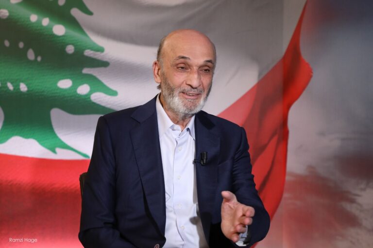 في مقابلة مع موقع “السياسة” شدد جعجع على أن “الوضعية المثالية هي التفاهم مع دول الخليج والمملكة العربية السعودية على موعد السلام مع إسرائيل”، في إشارة واضحة إلى أن المرجعية الفعلية لأي مسار سلام لا تكمن في تفسير النصوص القانونية اللبنانية، بل في الالتزام بالإطار العربي الذي أقرته قمة بيروت 2002. وإذ أقرّ بأن الأولوية الآنية تبقى لوقف الانهيار الاقتصادي، محذراً من تراجع مداخيل الدولة بنسبة تتراوح بين 35 و45 في المئة مقابل ارتفاع النفقات".