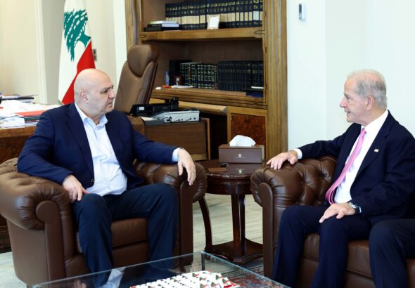 استقبل رئيس الجمهورية العماد جوزاف عون ظهر امس الجمعة في قصر بعبدا السفير الأميركي في لبنان ميشال عيسى بعد عودته من واشنطن وعرض معه التطورات الراهنة لا سيما ملف تثبيت وقف اطلاق النار ووقف استهداف المدنيين والمنشآت المدنية تمهيدا لاستكمال الاجتماعات في واشنطن ما يؤدي الى تحقيق انجاز السلم والاستقرار على الحدود والاعلان عن ذلك في واشنطن . و اكد السفير عيسى على دعم الولايات المتحدة المستمر للبنان ومؤسساته.