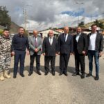 استقبل سفير المملكة الاردنية الهاشمية وليد الحديد ظهر اليوم الخميس قافلة المساعدات الدولية الإغاثية والإنسانية المقدّمة إلى لبنان والتي تضمّ 25 شاحنة تابعة للقوات المسلحة الأردنية – الجيش العربي، بمشاركة برنامج الأغذية العالمي ،والمحملة بالمساعدات الإغاثية والغذائية والأدوية والمستلزمات الطبية المخصّصة للنازحين اللبنانيين.