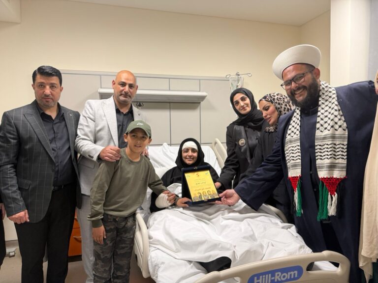 كرم المنظمون الصحافية الجريحة زينب فرج في المستشفى وهي التي نجت من الاغتيال الذي طاول الزميلة آمال خليل، وكانت برفقتها في الطيري