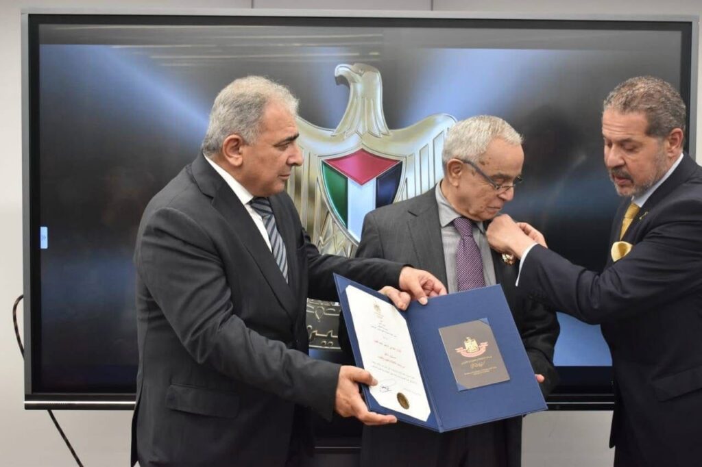 كرّمت دولة فلسطين الفنان اللبناني الراحل أحمد قعبور بمنحه "وسام الثقافة والعلوم والفنون – مستوى التألق" تقديراً لمسيرته الفنية الملتزمة التي كرّس خلالها فنه وإبداعه للدفاع عن قضايا الحرية والعدالة وفي مقدّمها القضية الفلسطينية التي شكّلت محوراً أساسياً في تجربته الفنية والإنسانية.