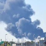 تعرض مطار الكويت الدولي فجر اليوم الأربعاء لهجوم إيراني بطائرات مسيّرة وصواريخ، ما أدى إلى سقوط قتيل وعدد من الجرحى وإلحاق أضرار مادية جسيمة بأحد مباني المطار، في تصعيد غير مسبوق يضع الكويت في قلب المواجهة الإقليمية المتصاعدة.