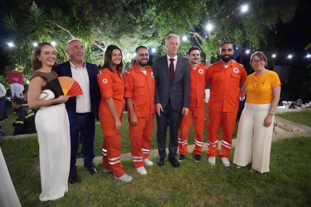 السفير البلجيكي أرناؤؤوت باولس مع فريق الصليب الاحمر اللبناني الذي كرمه مع الدفاع المدني اللبناني