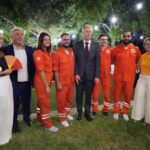 السفير البلجيكي أرناؤؤوت باولس مع فريق الصليب الاحمر اللبناني الذي كرمه مع الدفاع المدني اللبناني