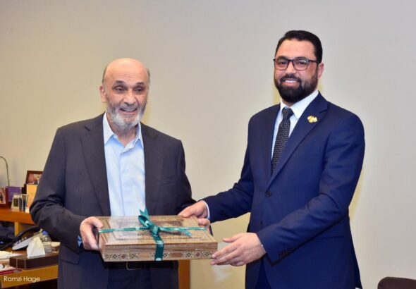 علاقات سوريا الجددية ممتازة مع القوات اللبنانية والكتائب والاحزاب المسيحية باستثناء التيار الوطني الحر وأيضا حزب الله. في الصورة القائم بالاعمال السوري أياد الهزاع والدكتور سمير جعجع