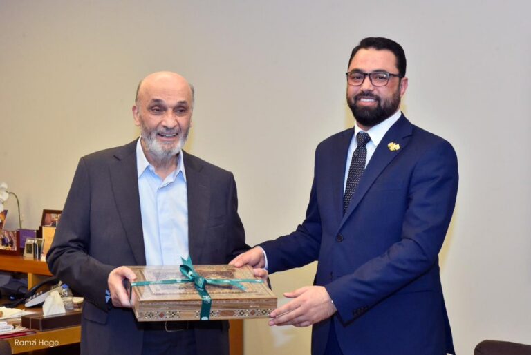 علاقات سوريا الجددية ممتازة مع القوات اللبنانية والكتائب والاحزاب المسيحية باستثناء التيار الوطني الحر وأيضا حزب الله. في الصورة القائم بالاعمال السوري أياد الهزاع والدكتور سمير جعجع