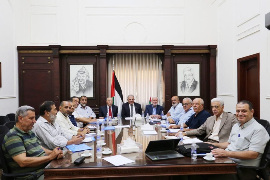 السفير الاسعد مترئسا الاجتماع في مقر سفارة فلسطين