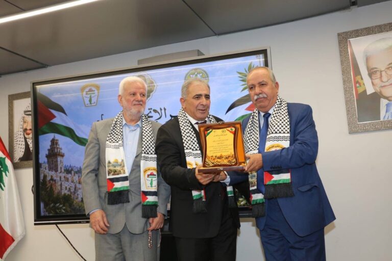 برعاية وحضور سفير دولة فلسطين في لبنان الدكتور محمد الأسعد انطلقت يوم الأحد، أعمال المؤتمر الحادي عشر للاتحاد العام لعمال فلسطين – فرع لبنان، تحت عنوان «مؤتمر الوفاء للشهداء – دورة الشهيد صالح العدوي في مقر سفارة دولة فلسطين.