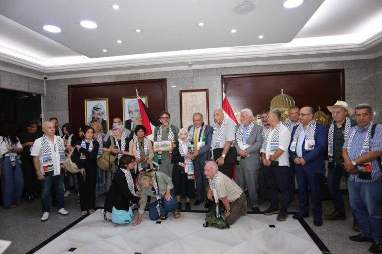 استقبل السفير الأسعد وفد لجنة «كي لا ننسى صبرا وشاتيلا وحق العودة»، بحضور رئيس اللجنة فلافيو نافارو وناشطين داعمين لفلسطين من إسبانيا وإيطاليا وبريطانيا واليابان واسكتلندا، إلى جانب أمين سر فصائل منظمة التحرير الفلسطينية في لبنان فتحي أبو العردات، ورئيسة الاتحاد العام للمرأة الفلسطينية آمنة جبريل، وممثلي فصائل منظمة التحرير ومنسق اللجنة في لبنان قاسم العينا وعدد من كوادر السفارة.