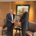 التقى سفير دولة فلسطين لدى الجمهورية اللبنانية الدكتور محمد الأسعد، اليوم الأربعاء، رئيس الوزراء اللبناني السابق نجيب ميقاتي، بحضور المستشارة بنان غانم، ورئيس الدائرة الإعلامية في السفارة وسام أبو زيد.