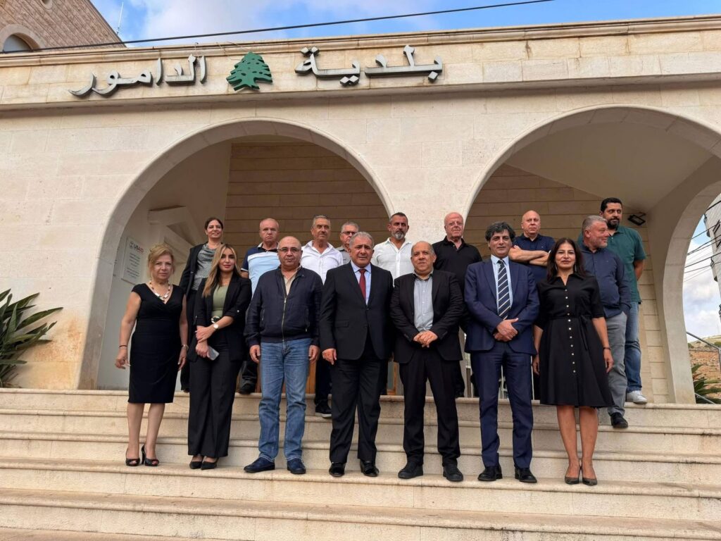 زار سفير دولة فلسطين لدى الجمهورية اللبنانية الدكتور محمد الأسعد، أمس الاثنين، على رأس وفد من السفارة الفلسطينية، بلدة الدامور، حيث التقى رئيس البلدية جان غفري وأعضاء المجلس البلدي وعدداً من المخاتير والفعاليات.
